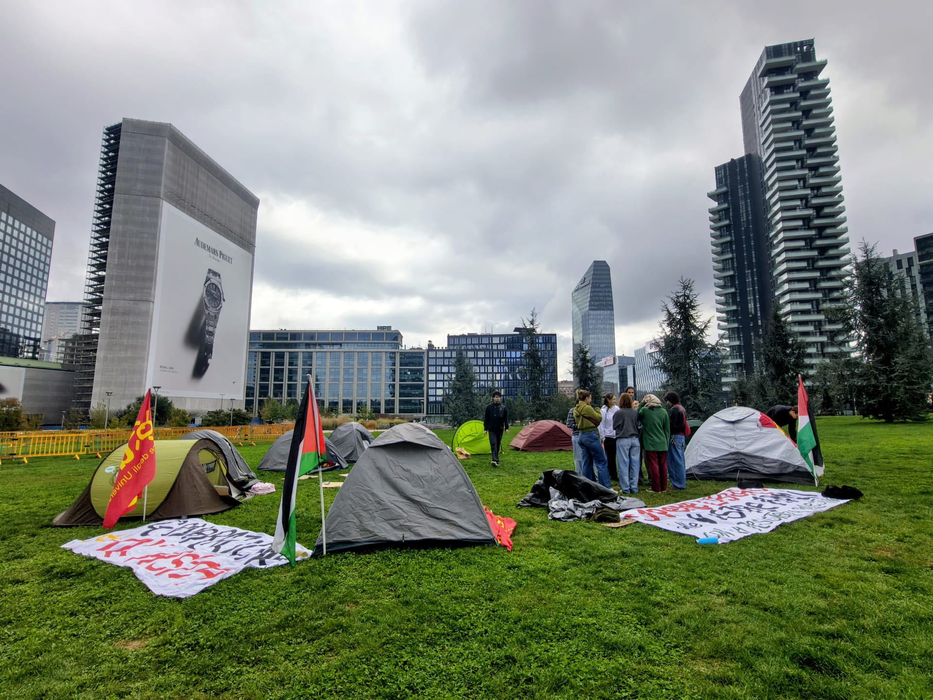 Studenti UDU Milano con le tende alla Biblioteca degli Alberi contro il caro-affitti